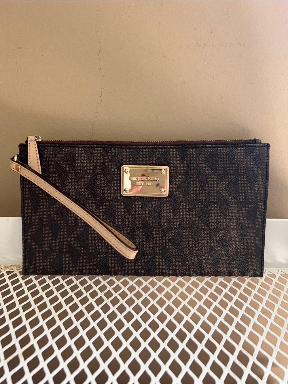 MK WRISTLET..